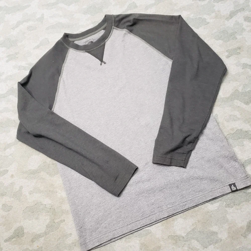 The North Face Shirt Mens Medium Gray Pullover Long Sleeve Raglan